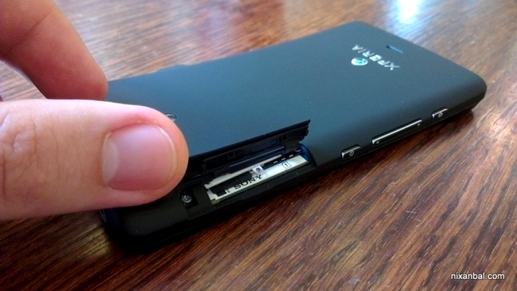 Sony Xperia T - accesul la microSIM şi microSD