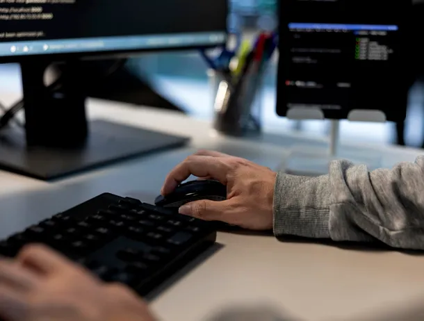 Studiu: 97% dintre IT-iștii români folosesc IA, iar ziua de lucru s-a schimbat substanțial