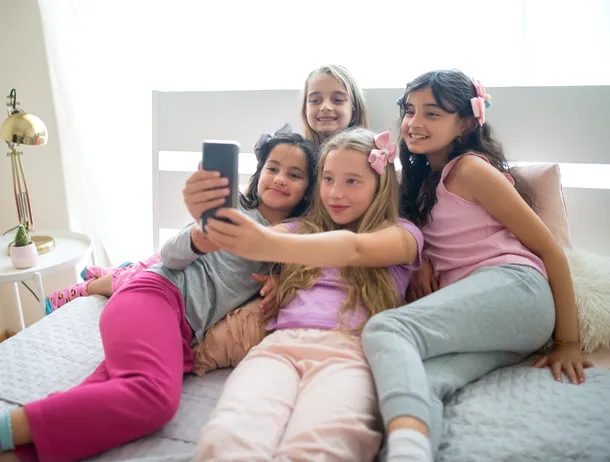 Telefoanele, folosite frecvent pentru calmarea copiilor, pot avea efecte problematice