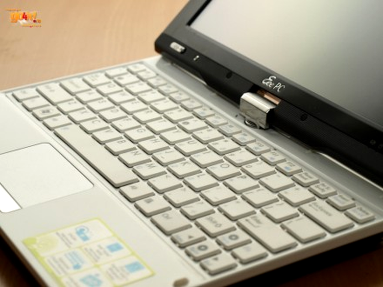 Tastatura chiclet se întinde pe toată lungimea ultra-portabilului