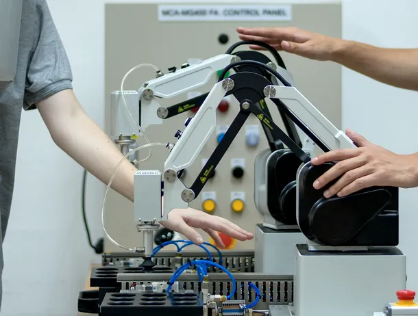 Un nou software permite roboților să își transfere abilitățile fără a bloca articulațiile