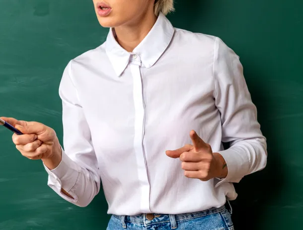 Profesoară de liceu de 25 de ani, șantajată de elevi pentru note mai bune după ce i-au descoperit un cont „sensibil” online