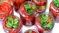 Ardei copți pentru iarnă. Rețeta simplă pentru o conservă gustoasă, cu un ingredient care face diferența