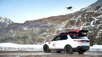 Land Rover a lansat o versiune specială de Discovery cu dronă montată pe plafon