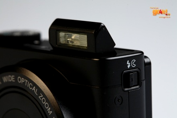 Nikon Coolpix P300 - blitzul care se ascunde în carcasă