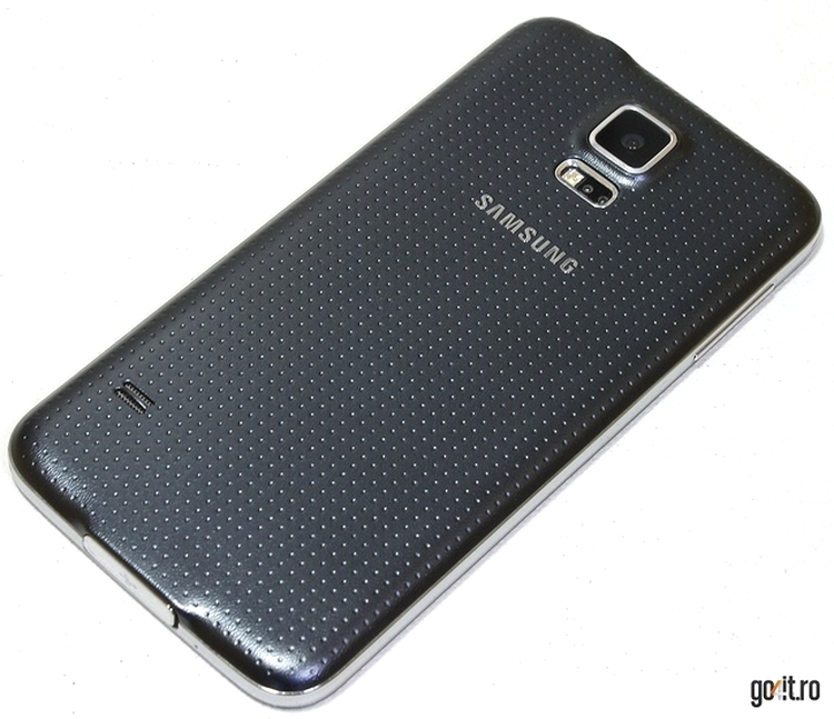 Samsung Galaxy S5 - capacul posterior este detaşabil