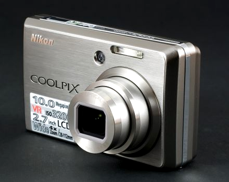 Nikon S600 – un aparat foto compact cu carcasă metalică