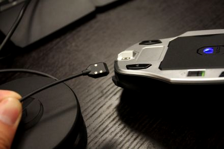 Microsoft SideWinder X8 cu tehnologia Blue Track