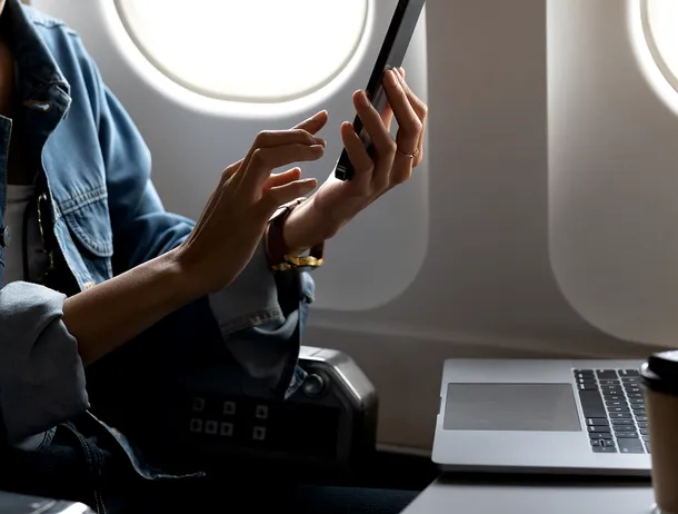 Se prăbușește avionul dacă nu putem telefonul pe „modul avion” când călătorim? Explicația unui pilot – VIDEO