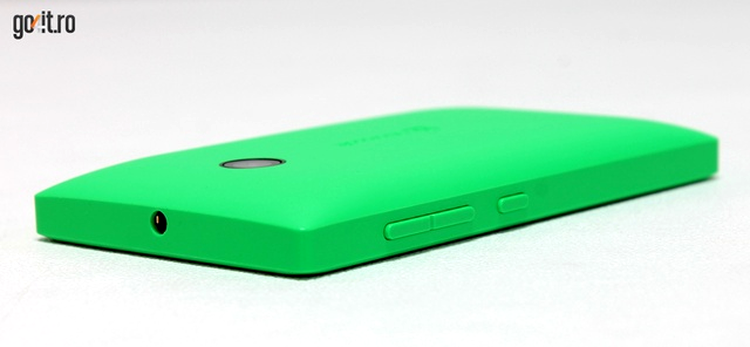 Microsoft Lumia 435: o carcasă simplă dar solidă