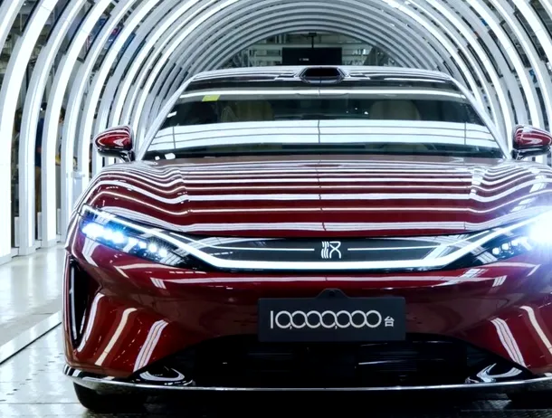 BYD ajunge la 10 milioane de mașini și lansează un sedan electric de 764 CP cu 626 de mile autonomie