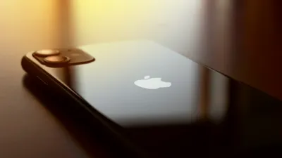 Apple trece vânzările iPhone pe plan secundar, grosul veniturilor venind tot mai mult din servicii oferite consumatorilor