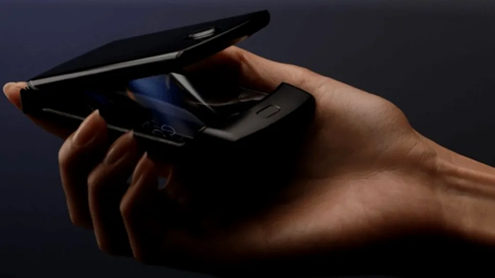 Noi imagini cu Motorola RAZR confirmă design-ul exterior. Ar putea fi primul telefon pliabil „de succes”