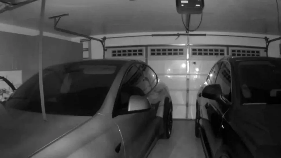VIDEO: Momentul când geamul unei mașini Tesla se sparge de la sine, în garaj