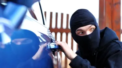 BMW a capturat un hoţ într-o maşină prin blocarea uşilor de la distanţă