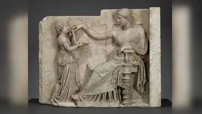 Statuia antică grecească care ţine un „laptop” în mâini