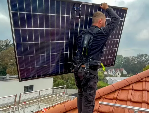 Un start-up german oferă exoschelete pasive pentru instalatorii de sisteme fotovoltaice