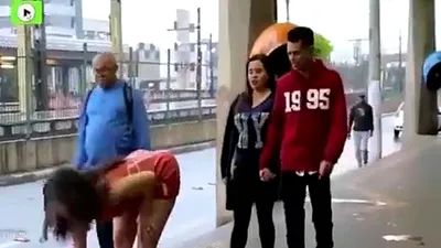 Cum reacţionează bărbaţii „ocupaţi” când un model scapă ceva pe stradă