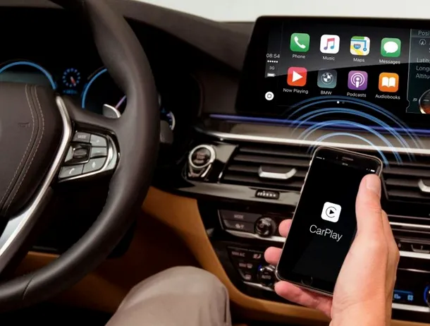 Apple va permite utilizarea ChatGPT, Gemini sau Claude direct în mașină, prin CarPlay