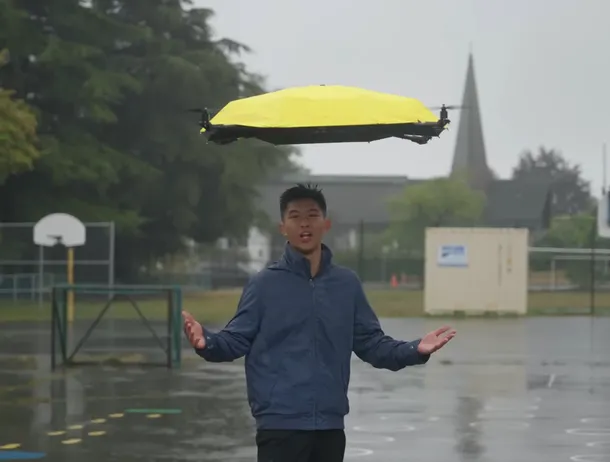 VIDEO | Flying Umbrella 2.0: Umbrela zburătoare care urmărește singură utilizatorul, inventată