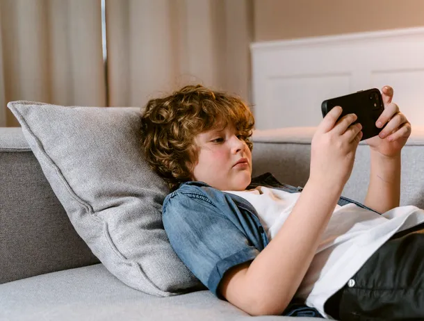 „Duce la frustrare și curiozitate excesivă”: Reacția lui Predoiu la propunerea lui Arafat de interzicere a accesului copiilor la rețele sociale