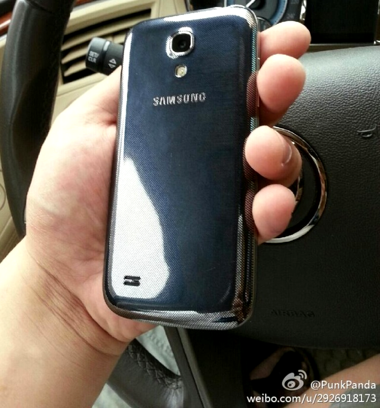 Galaxy S4 mini poate fi confundat din spate cu modelul mai mare