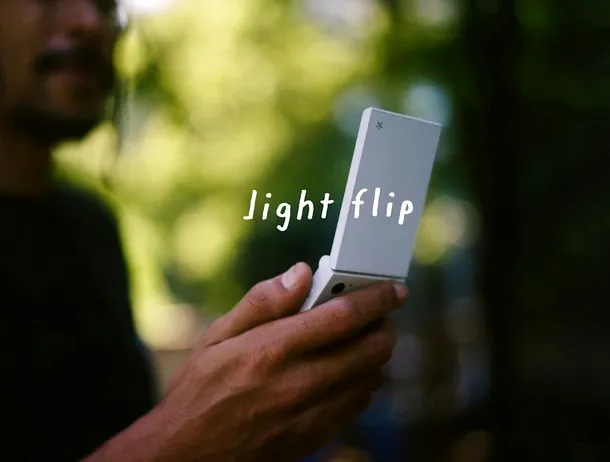 Light lansează un telefon pliabil 5G cu ecran de 2,8 inci și fără aplicații de social media – VIDEO