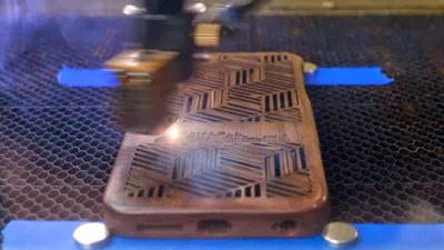 Glowforge, imprimanta cu laser care taie şi gravează în orice material