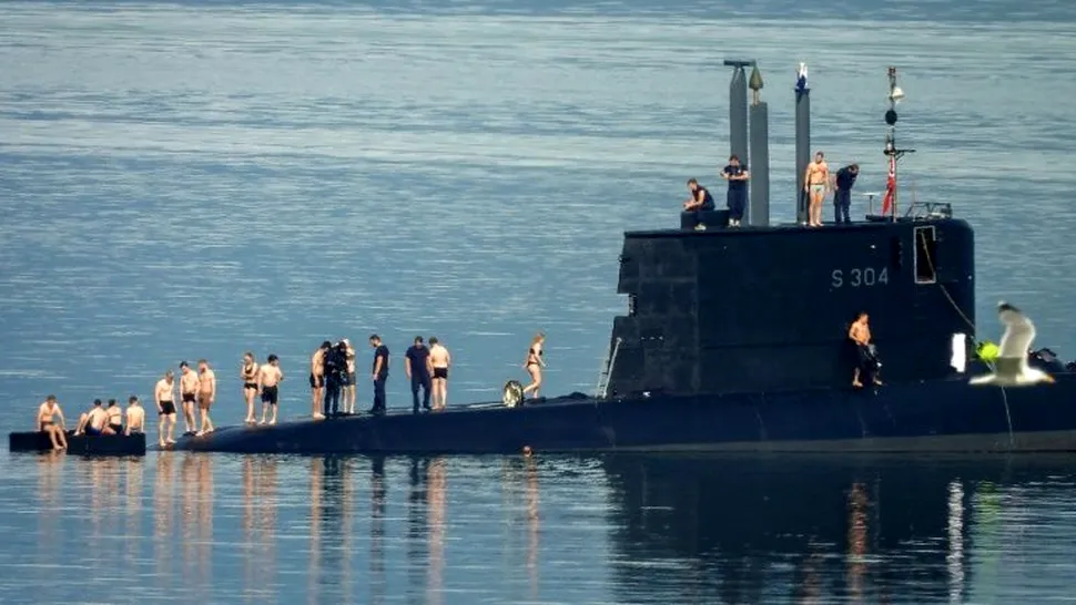 Un submarin a ieșit la suprafață pentru a le permite marinarilor să facă o baie în mare
