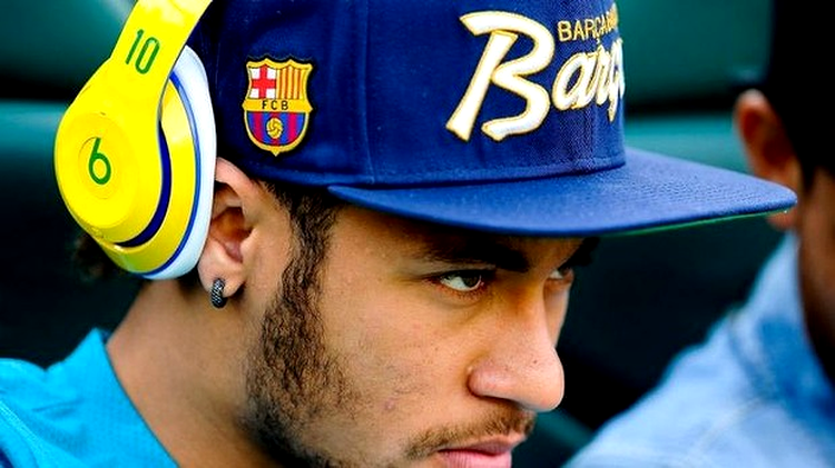 Jucătorul Neymar, purtând căştile sale preferate