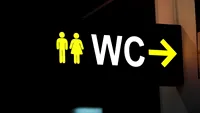 A cumpărat un fost WC public cu 35.000 de lire și l-a transformat într-o locuință modernă cu două dormitoare. Acum vrea să obțină aproape de zece ori mai mult