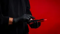 Românii care plătesc cu telefonul pot rămâne fără bani. Avertisment pentru plata la POS. Ce trebuie să evitați