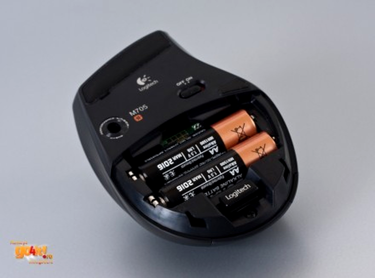Logitech M705 - bateriile şi locaşul pentru receiver