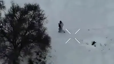 12 drone FPV pentru un singur soldat rus. Caz extrem filmat pe frontul din Ucraina