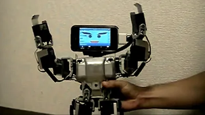 Foxconn înlocuieşte echipele de muncitori cu roboţi
