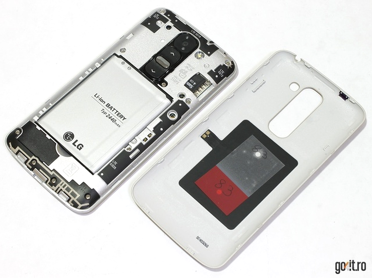 LG G2 Mini - capacul detaşabil şi antena NFC