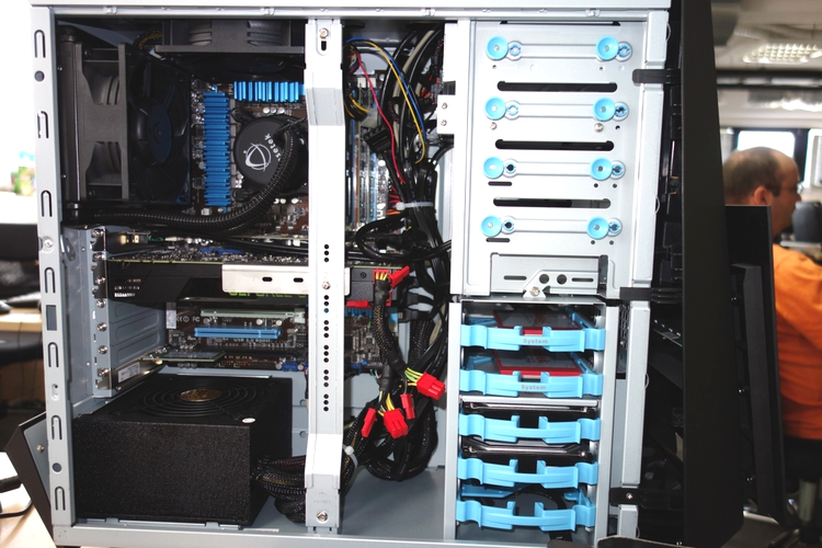 Asus Essentio GC8580 - aspect interior