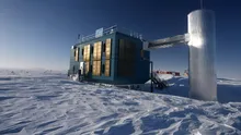 Fizicianul belgian Francis Halzen câștigă Premiul Nobel pentru fizică în 2026, după ce a transformat gheața din Antarctica într-un telescop