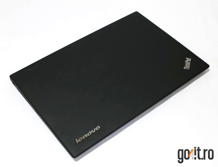 Discret şi complet întunecat: X1 Carbon