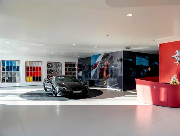 Ferrari Amalfi, prezentat în premieră națională la deschiderea noului showroom Ferrari of Bucharest