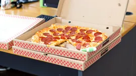 O mare compania de pizza, păgubită cu 100 de milioane de dolari de inteligența artificială