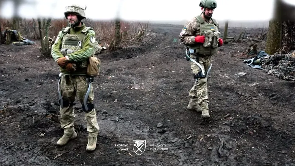 Ucraina devine prima țară care folosește exoschelete în luptă. Modelul testat de artileriști reduce efortul fizic cu 30%