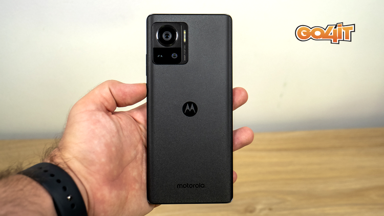 Motorola Edge 30 Ultra back handheld
