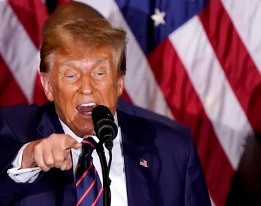 Trump respinge încetinirea dezvoltării IA în ciuda avertismentelor privind siguranța: „Cine câștigă cursa IA, câștigă totul”