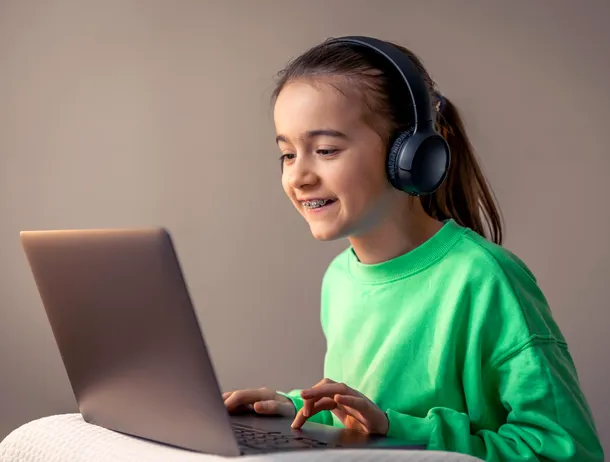 Paradoxul digital din școli: 40% dintre elevii români folosesc inteligența artificială, dar peste jumătate ratează competențele de bază
