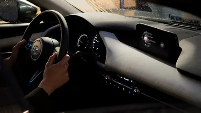 Bug software, afectând computerul noilor vehicule Mazda3, poate declanşa fără motiv frânarea de urgenţă