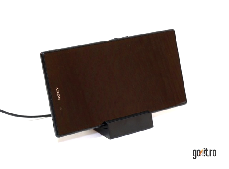 Sony Xperia Z Ultra - un mic televizor pe birou