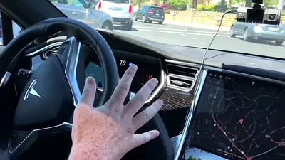 Tesla oferă celor care cumpără o mașină nouă funcția Autopilot gratuit pentru primele luni