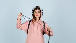 Vânzările de căști cu fir sunt în plină expansiune, deși telefoanele nu mai au mufe dedicate