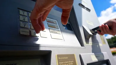 O bancă irlandeză a permis clienților să retragă la ATM-uri bani pe care nu îi aveau